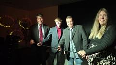 Das Band wurde von Oberbürgermeister Steffen Scheller, Lucas Trittschock, Inhaber Jan Thesing und seiner Partnerin Janina Otto durchtrennt.