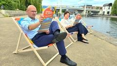 Oberbürgermeister Daniel Keip und Kulturbüro-Leiterin Stephanie Knitter haben schon mal die bunten Havelsommer-Liegestühle getestet.
