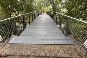 Brücke mit neuer Gehwegoberfläche