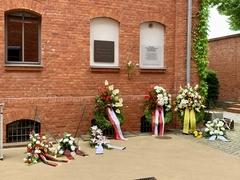 Am Gebäude wurden Kränze und Gebinde zur Erinnerung niedergelegt.