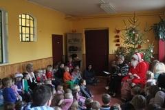 Oberbürgemeisterin liest den Kindern eine Geschichte vor.