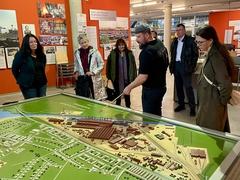 Der Delegation wird die Stahlgeschichte im Industriemuseum erläutert.