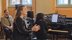 Die Musikschule "Vicco von Bülow" sorgte für musikalische Zwischenspiele – hier mit Elisabeth Zadorozhna (Gesang) und Anna Zadorozhna (Klavier).