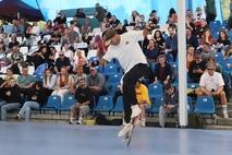 Sprung mit Skateboard