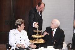 Loriot "testet" Tee, Konfekt und Gebäck