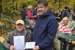 Oberbürgermeister Steffen Scheller überreichte die Urkunden an die Baumpaten – hier an Hans-Jürgen Arndt.