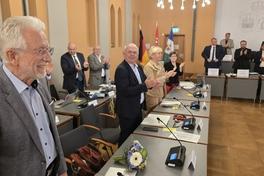 Herbert Nowotny nach seiner Abschiedsrede in der Stadtverordnetenversammlung.