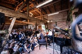 Konzert in einem alten Gebäude.
