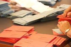 Erstmals wurde die Briefwahl öffentlich im Rolandsaal ausgezählt