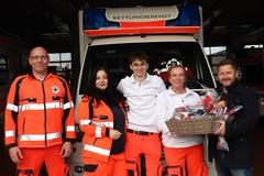 Vorstand Andreas Griebel übergab an DRK-Rettungskräfte einen Präsentkorb.