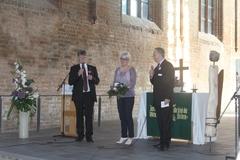 Der Vorstand, Thomas Glaubnitz (rechts) und Matthias Fiedler begrüßen die Gäste und stellen das neue Vorstandsmitglied Pfarrerin Friederike Pfaff-Gronau vor. Sie tritt ihren Dienst für Pfarrer Matthias Fiedler an.