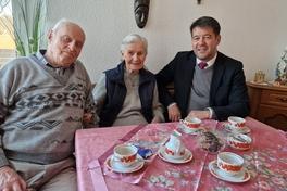 Zu den Ilse und Karl-Heinz Zappe mit Oberbürgermeister Steffen Scheller.