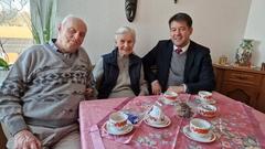 Zu den Ilse und Karl-Heinz Zappe mit Oberbürgermeister Steffen Scheller.