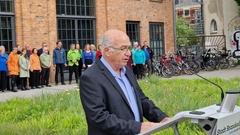 Avner Goren bei seiner Rede. Im Hintergrund: der Musikschul-Chor "JAMpression", der für die musikalische Begleitung des Festaltes sorgte.