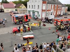 Bei einer Übung wird demonstriert, wie Personen aus einem Unfallauto befreit werden können