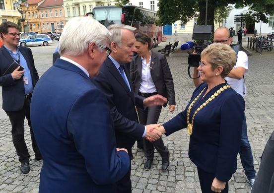 Oberbürgermeisterin Dietlind Tiemann begrüßt Jean-Marc Ayrault und Frank-Walter Steinmeier vor dem Altstädtischen Rathaus.