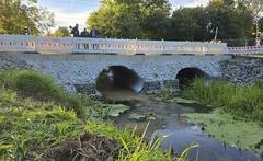 Die Brücke wäre befahrbar, der Bahnübergang nicht.