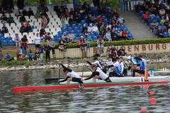 Zweier-Canadier vor der Tribüne.