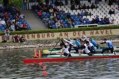 Canadier-Zweier-Wettkampf, im Hintergrund die Tribüne.