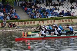 Zieleinlauf der Zweier-Canadier vor der Tribüne.