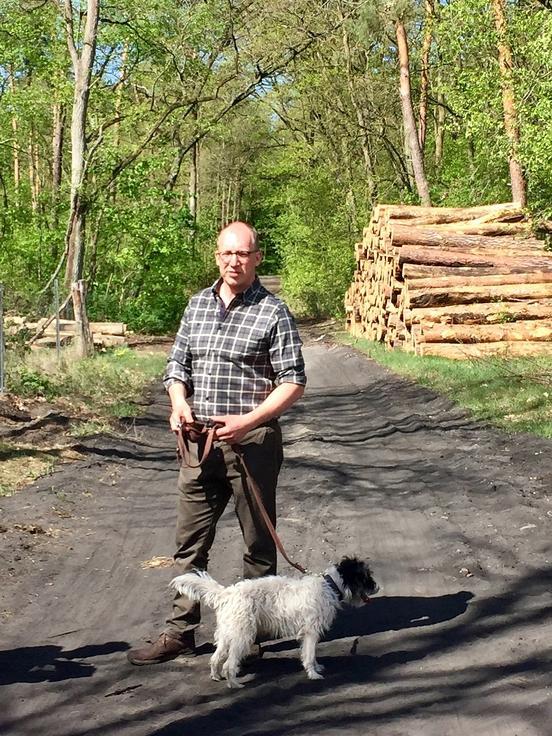 Der neue Stadtförster Thomas Meier mit Hund "Elvis"
