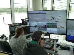 Alles im Blick: Im Regieraum wird entschieden, welches der vielen verschiedenen Kamerabilder auf der Videowand und im Livestream zu sehen ist.