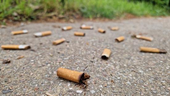 Zigarettenkippen sind keine Zierde für die Stadt und schlecht für Umwelt.