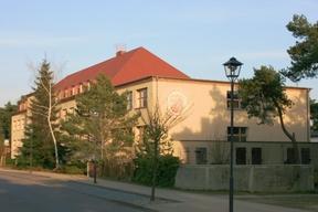 Zweistöckiges Schulgebäude mit Spitzdach