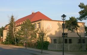 Zweistöckiges Schulgebäude mit Spitzdach
