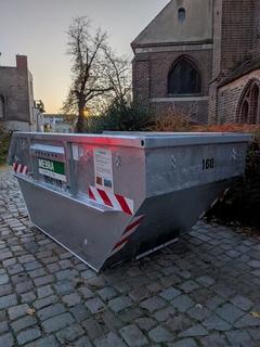 Ein aufgestellter Laubcontainer