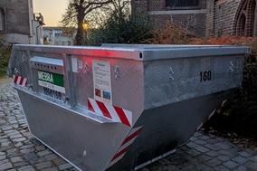 Ein aufgestellter Laubcontainer