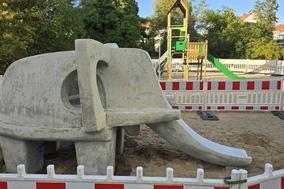 Noch von Bauzäunen begrenzt, kann der "Elefantenspielplatz" bald wieder bespielt werden.