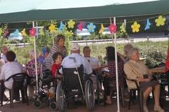 Oberbürgermeisterin im Gespräch mit den Bewohnern des Seniorenzentrums