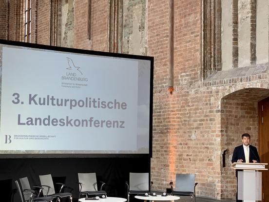 Oberbürgermeister Steffen Scheller spricht bei der 3. Kulturpolitischen Konferenz im Paulikloster.