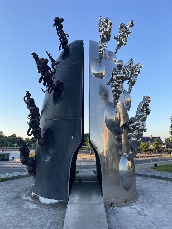 große Statue von einem Nadelöhr mit eisernen Menschen