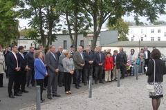 Viele Bürgerinnen und Bürger sowie Vertreterinnen und Vertreter des politischen und gesellschaftlichen Lebens gedenken der Opfer der "Euthanasie"-Morde. Gedenkstättenleiterin Dr. Sylvia de Pasquale schildert die grauenvollen Geschehnisse.