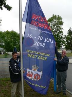 Präsident Hartmut Duif und Regattastrecken-Chef Uwe Philipp beim Hissen der Fahne