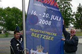 Präsident Hartmut Duif und Regattastrecken-Chef Uwe Philipp beim Hissen der Fahne