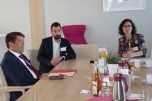 Der Oberbürgermeister sitzt mit zwei Mitgliedern des Nezuwerk Zupf an einem Tisch. Es ist nur ein Ausschnitt der Gruppe.