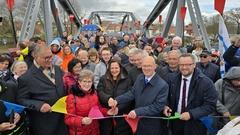Kulturministerin Dr. Manja Schüle, Oberbürgermeister Daniel Keip, Bürgermeister Michael Müller und Dr. Dietlind Tiemann durchtrennten das Band.