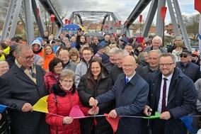 Kulturministerin Dr. Manja Schüle, Oberbürgermeister Daniel Keip, Bürgermeister Michael Müller und Dr. Dietlind Tiemann durchtrennten das Band.