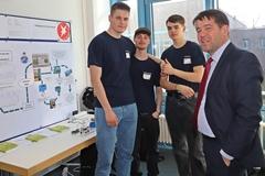 Oberbürgermeister Steffen Scheller mit Jungforschern von ZF.