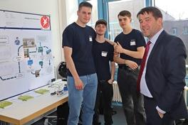 Oberbürgermeister Steffen Scheller mit Jungforschern von ZF.