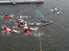 Kampf der Kanu-Polo-Teams