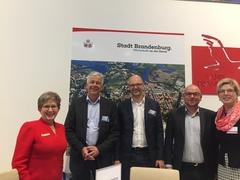 EDEKA-Vertreter im Gespräch mit der Oberbürgermeisterin am Brandenburger Messestand 