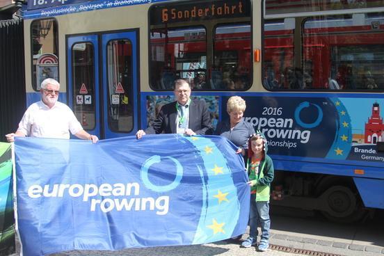 LRV-Ehrenpräsident Hartmut Duif, VBBr-Chef Werner Jumpertz und Oberbürgermeisterin Dr. Dietlind Tiemann sowie Felix präsentieren die EM-Fahne vor der Straßenbahn.