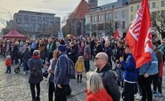 Kundgebung für Demokratie und Toleranz auf dem Neustädtischen Markt.