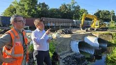 Oberbürgermeister Steffen Scheller lässt sich von Tiefbauamtsleiter Christian Fuß den Baufortschritt erläutern.
