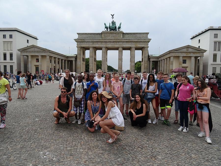 Gruppenfoto vor dem Brandenburger Tor