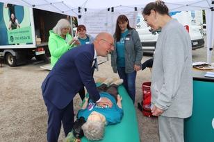 Der Oberbürgermeister packte bei der Reanimier-Puppe selbst mit.